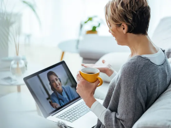 Aikuinen nainen puhuu videopuhelua, koulutus tai tapaaminen, skype