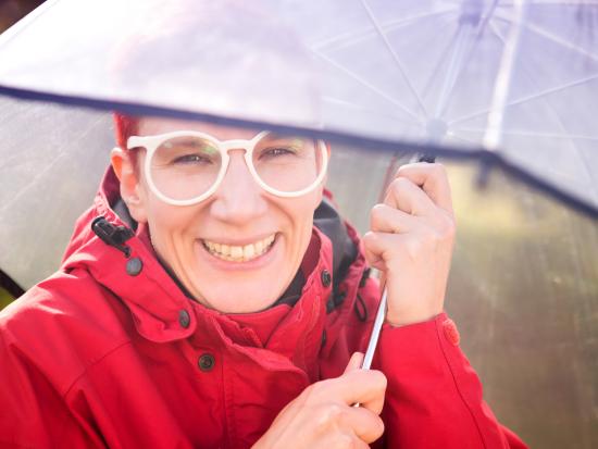 Aikuinen nainen, sateenvarjo, vakuutukset