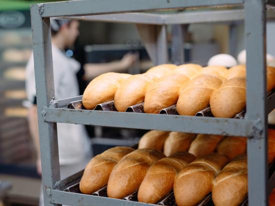 Kuvassa leipiä leipomossa