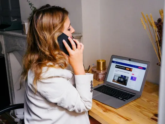 Nainen vastaa puhelimeen