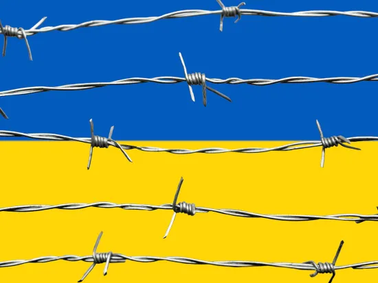 ukrainan lippu piikkilanka-aidan takana