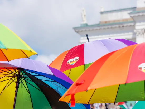 Kuvassa on Pron Pride-sateenvarjoja