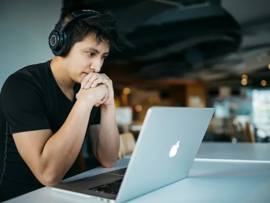 Mies osallistuu webinaariin
