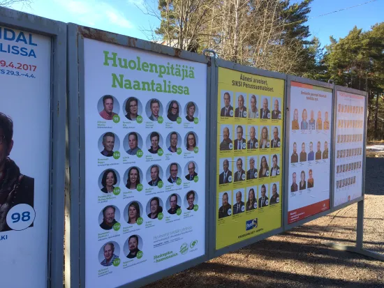 Kuntavaalimainoksia Naantalissa maaliskuussa 2017.