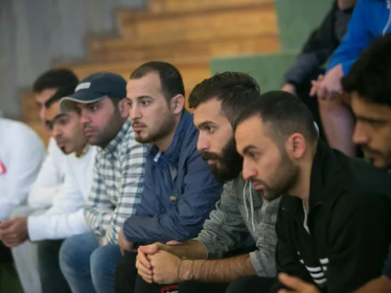 Irakilainen 26-vuotias Mohamed Safaa (kolmas oikealta) toivoo saavansa turvapaikan ja leipurin tai sokerileipurin töitä.