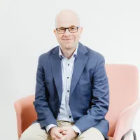 Niko Simola on ehdolla Pron puheenjohtajaksi.