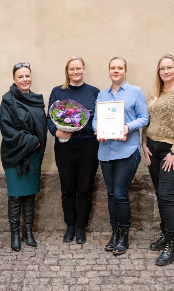 Kuvassa Pron puheenjohtaja Jorma Malinen, Pron johtaja Minea Pyykönen, Naisten Linjan toiminnanjohtaja Katju Aro sekä viestinnän asiantuntija Minttu Poutanen, varainhankinta- ja talouspäällikkö Elina Lakso ja vastaava väkivaltatyön asiantuntija Maria Virtala.