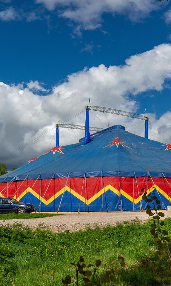 Kuvassa Sodankylän elokuvajuhlien iso teltta