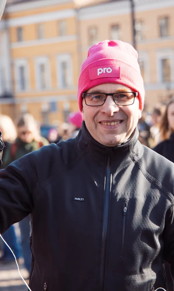 Pron puheenjohtaja Niko Simola osallistui naistenpäivän marssiin