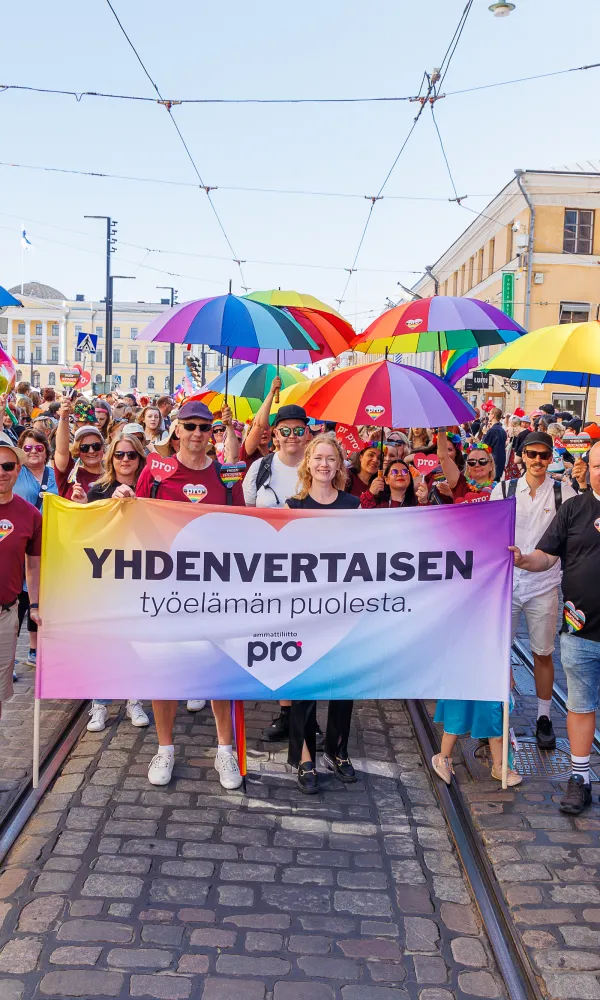 Pride-kulkueessa oli paljon väkeä