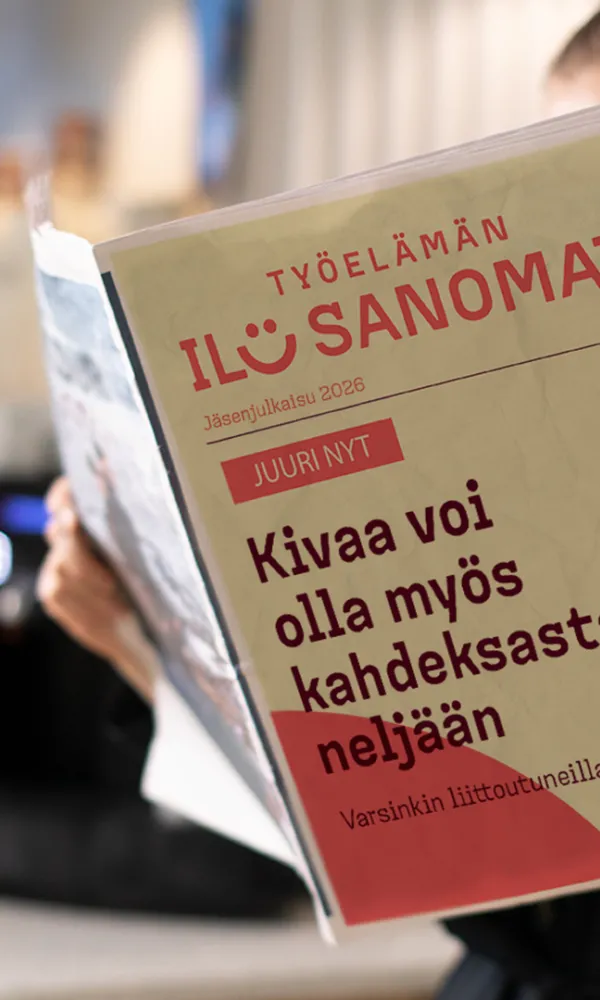 Nainen lukee lehteä, jossa otsikkona "Kivaa voi olla myös kahdeksasta neljään".