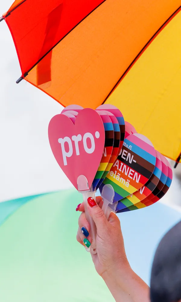 Pron Pride-viuhka Helsinki Pride-marssilla 2024