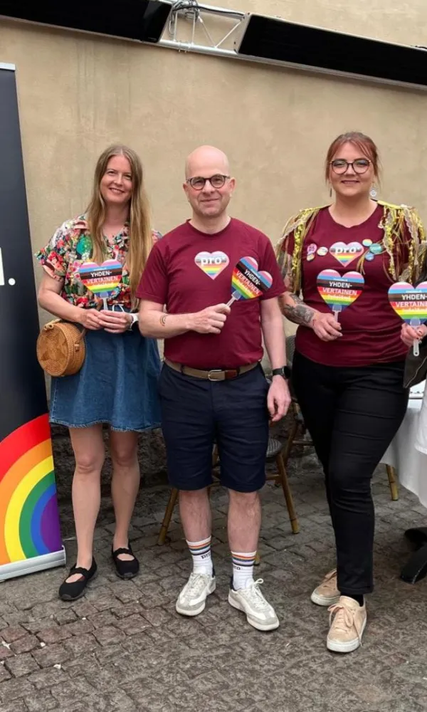 Kuvassa ovat Pron Helsinki Pride-etkojen panelistit  Tiina-Emilia Kaunisto, Niko Simola, Kaisa Niemelä ja Jessica Seppälä.