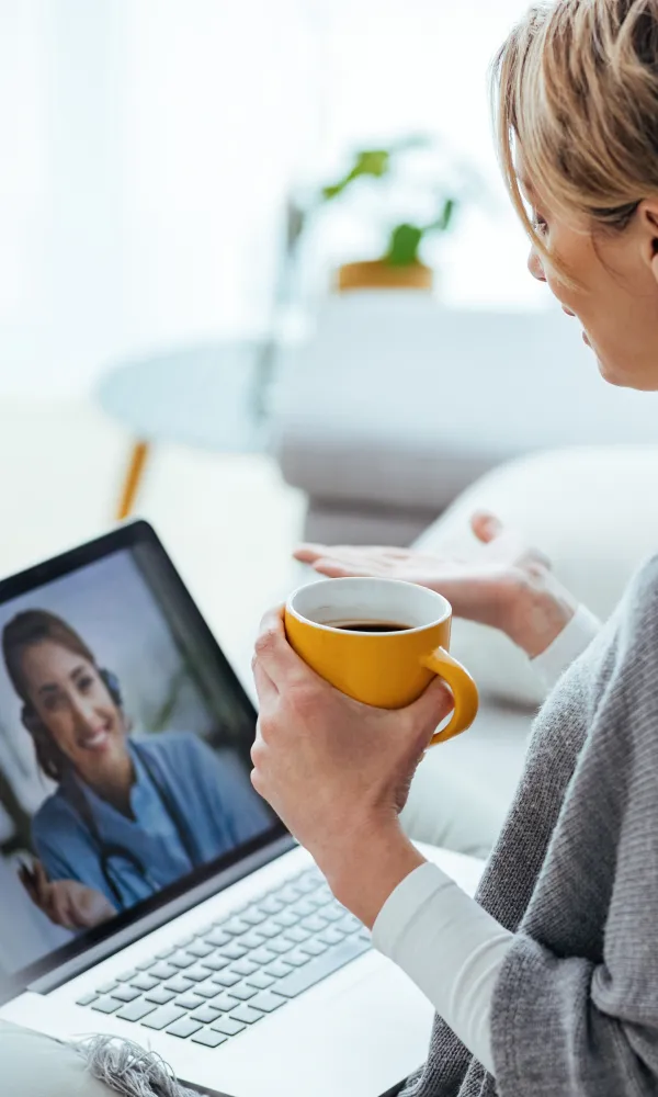 Aikuinen nainen puhuu videopuhelua, koulutus tai tapaaminen, skype