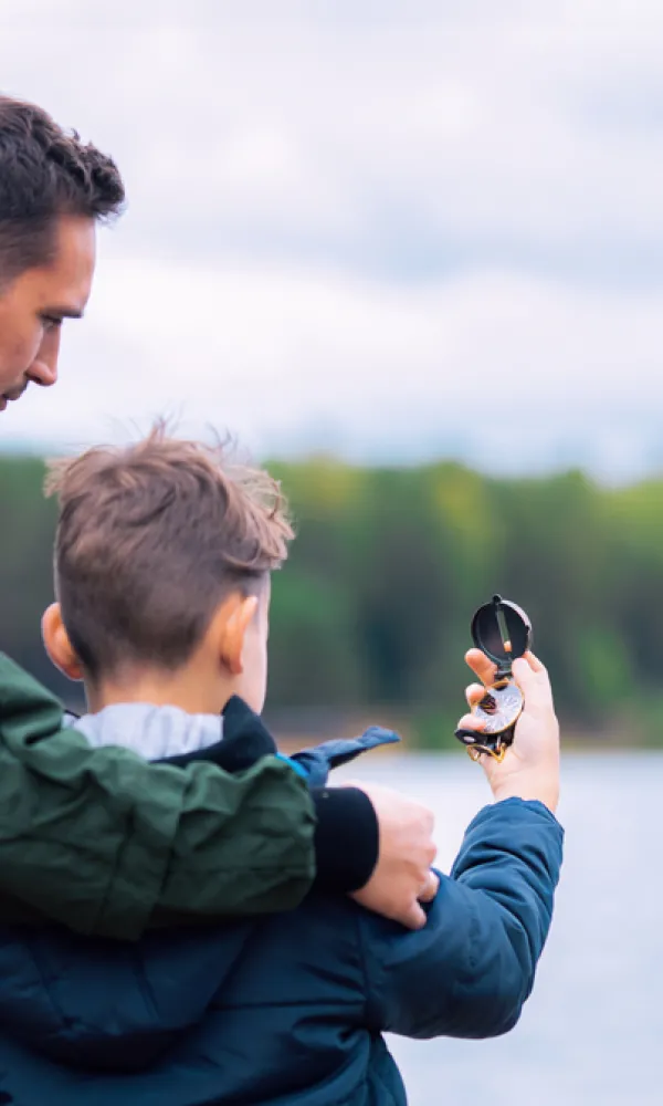 Perhe suunnistaa yhdessä.