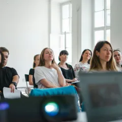 Henkilöt ovat koulutuksessa