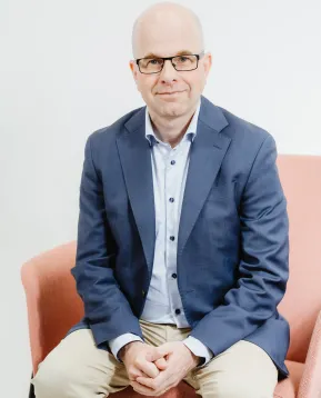 Niko Simola on ehdolla Pron puheenjohtajaksi.