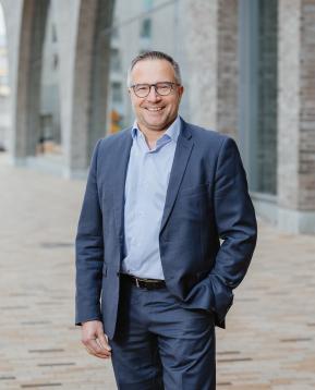 Antti Hakala johtaa finanssi- ja ict-sektoria.