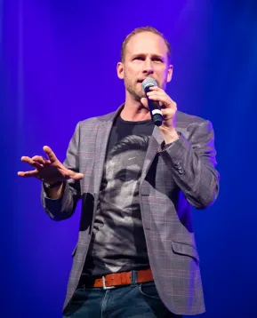 Lorenz Backman juontaa UusioUra-tapahtuman,