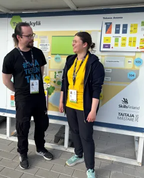 Iida Mäki valmistautui Taitaja2026-kilpailuun valmentajansa Ari Hipelin kanssa. 