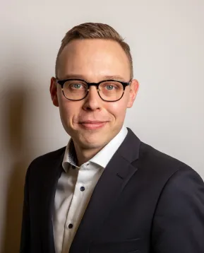 Kansanedustaja Matias Marttinen puhuu UusioUra-tapahtumassa.