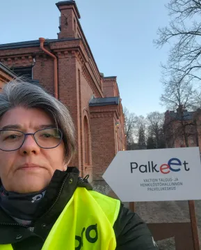 Satu Korhonen lakkoportilla