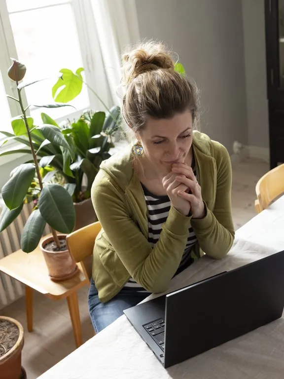 Nainen istuu koneen ääressä